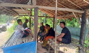 Babinsa Koramil 04/Gunung Megang Galang Kerjasama dengan Perangkat Desa untuk Keamanan di Lubuk Mumpo