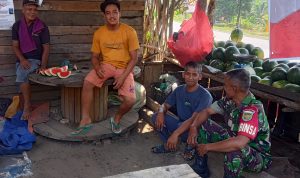 Perkuat Hubungan Warga dan TNI, Babinsa Koramil 404-04/Gunung Megang Gelar Komsos di Desa Penanggiran